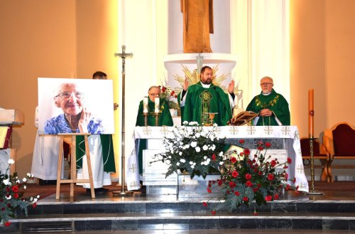 11 (1) (1) (1) (1) (1) (1) (1) (1) (1) (1) (1) (1) (1) (1) (1) (1)